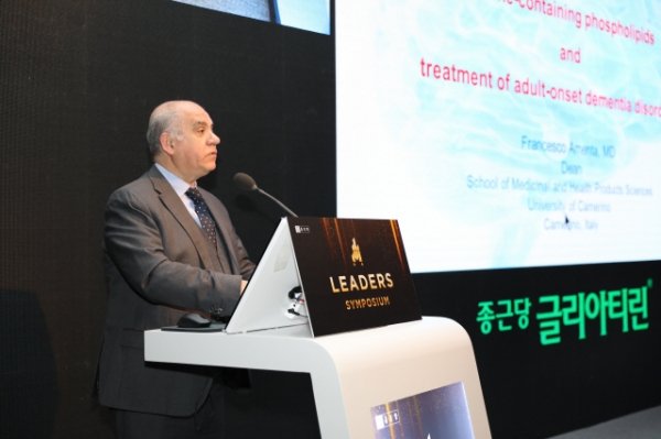 28일 서울 신라호텔에서 열린 심포지움에서 이탈리아 카멜리노대학 아멘타(Amenta) 교수가 '종근당 글리아티린'의 임상결과를 발표하고 있다.
