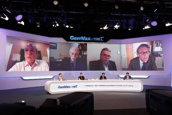 좌측부터 제프리 커밍스 교수, 스테픈 살로웨이 교수, 브루노 뒤부아 교수, 필립 쉘튼 교수, 송형곤 대표이사, 고성호 교수, 이재홍 교수, 양현덕 원장