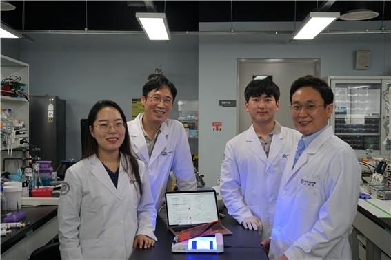 우측부터 주재열 선임연구원, 김성현, 임기환, 양수민 연구원(제공: 뇌연구원)