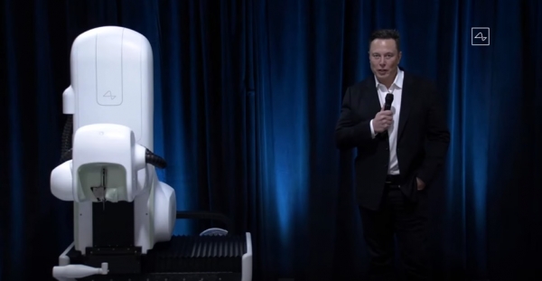 일론 머스크가 유튜브를 통해 이식 기계에 대해 설명하고 있다.