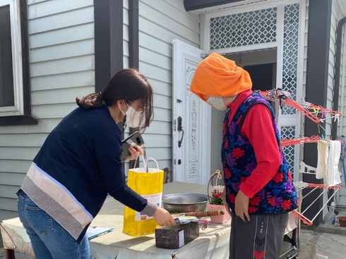 건강꾸러미 전달(출처: 금산군치매안심센터)
