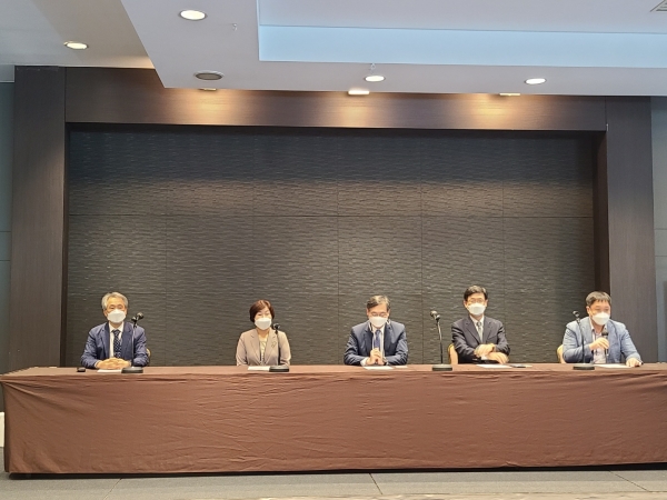 좌측부터 박기형, 이애영, 박건우, 양동원, 이찬녕 교수