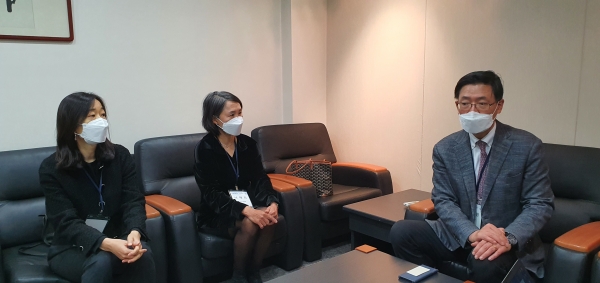 왼쪽붙터 문소영 보험이사, 나해리 수련이사, 양동원 회장