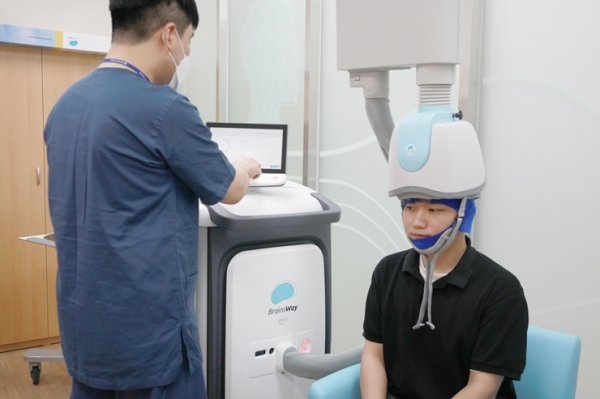 경두개자기자극치료(출처. 인천성모병원)