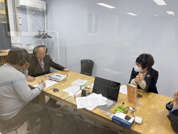 상계동 영진교회에서 어르신들이 무료 청력검사를 받고 있는 모습.