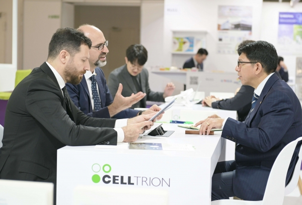 셀트리온 임직원이 지난해 11월 독일 프랑크푸르트에서 열린 ‘2022 세계 제약·바이오 전시회’에 참석해 다양한 제약·바이오 업체와 글로벌 파트너링을 활발히 진행하고 있다.