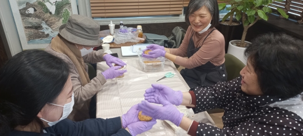 용인시 수지구 상현동에 위치한 디멘시아도서관에서 18일 치매 어르신과 가족들을 위한 힐링프로그램 ‘치유 베이킹 클래스’가 열렸다.