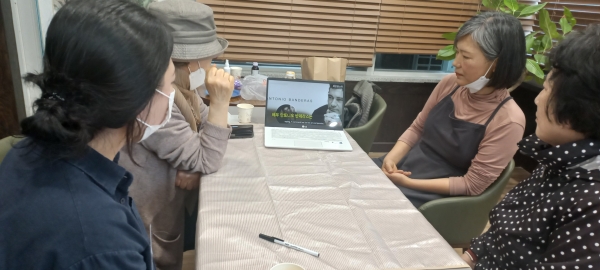 동영상을 보고있는 참가자들.