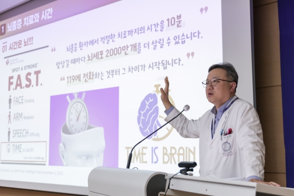 경희대병원 신경과 허성혁 교수가 소방청 구급대원에게 교육을 하고 있는 모습. 사진=경희의료원
