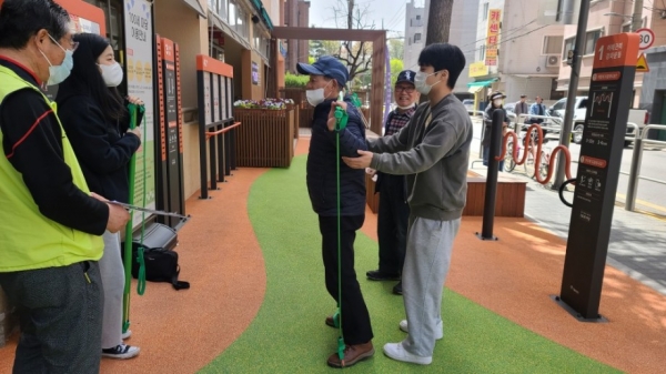 복지관 100세 마당에서 한체대 노인체육복지학과와 연계하여 어르신들을 위한 뉴스포츠 운동을 배울 수 있는 100세 마당 운동상담이 진행되고 있다.