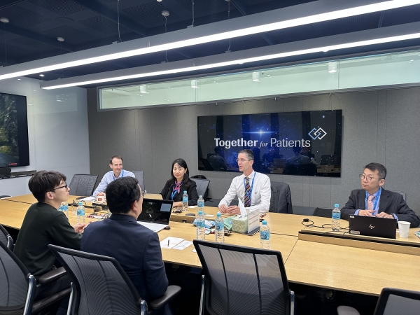 로슈 파트너링 협의 모습