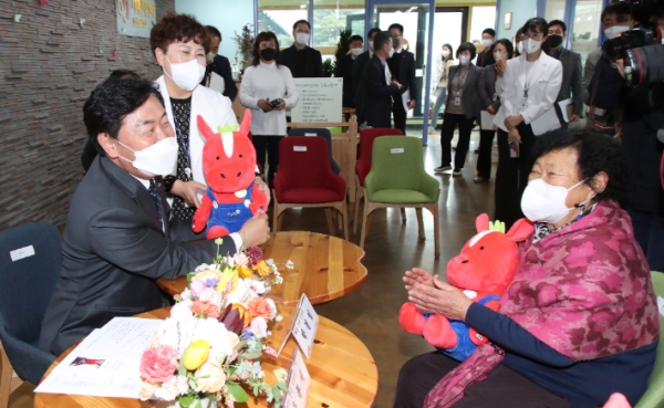 지난 2월 진안군을 방문한 김관영 전북도지사가 AI 돌봄인형을 지역의 한 노인에게 전달하고 있다. 사진=전북도