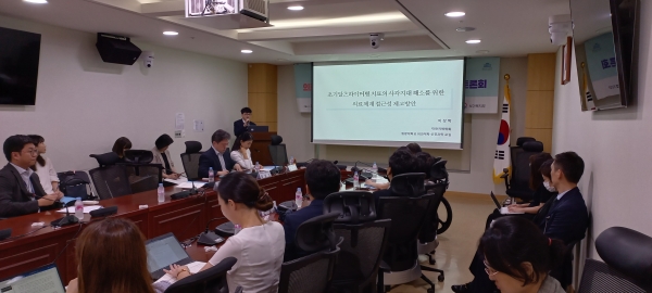 치매 환자를 효율적으로 관리하기 위해서는 경도인지 단계에서 치료를 통해 중증으로 가는 단계를 늦춰야 한다는데 많은 전문가가 공통된 입장을 보이고 있다. 사진은 29일 국회의원회관 제7간담회의실에서 개최된 국회 정책 토론회 모습