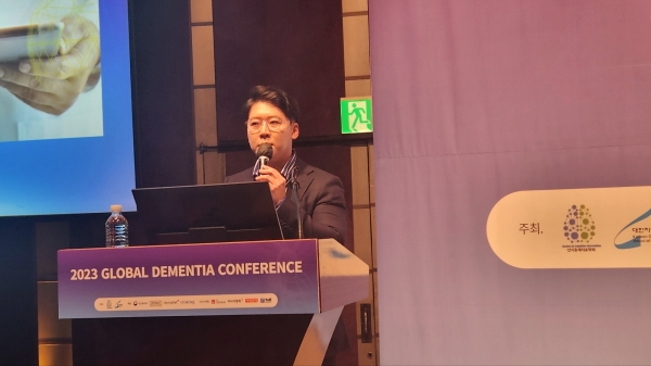 ‘글로벌 디멘시아 컨퍼런스’에서 발표하는 로완 한승현 대표 / 사진 디멘시아뉴스 박원빈 기자