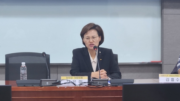 돌봄노동자 건강권 및 인권보장을 위한 제도개선 마련 토론회에서 발언하는 강은미 의원 / 사진 디멘시아뉴스 박원빈 기자