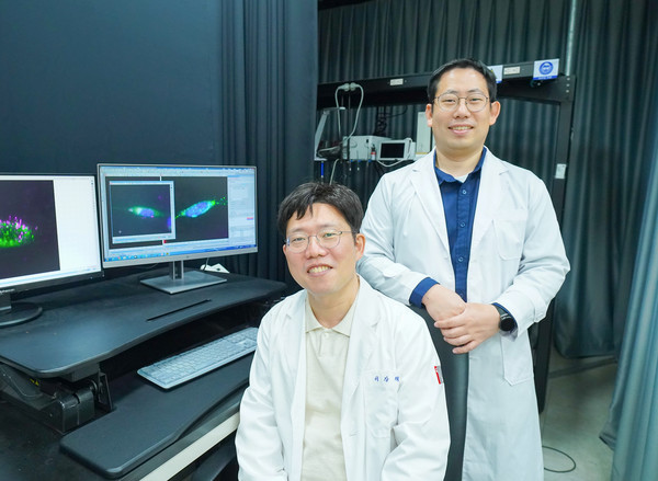(왼쪽부터) GIST 화학과 이강택 교수, 송요한 박사 / GIST