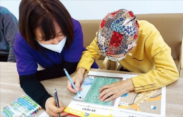 지난 1월 경기 광명시에 문을 연 대교 ‘데이케어센터 1호점’에서 어르신들이 요양 학습 프로그램에 참여하고 있다. / 대교