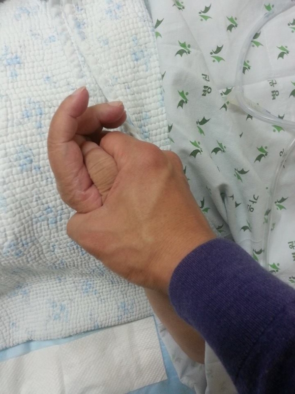 어머니를 침상에서 말끔히 씻겨드린 후엔 꼭 우리 모자 손 사진을 찍었다