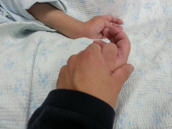 어머니 손이 환자 손 같지 않고 매끈매끈하도록 날마다 씻기고 보습제를 발라드리면 마음이 행복해졌다