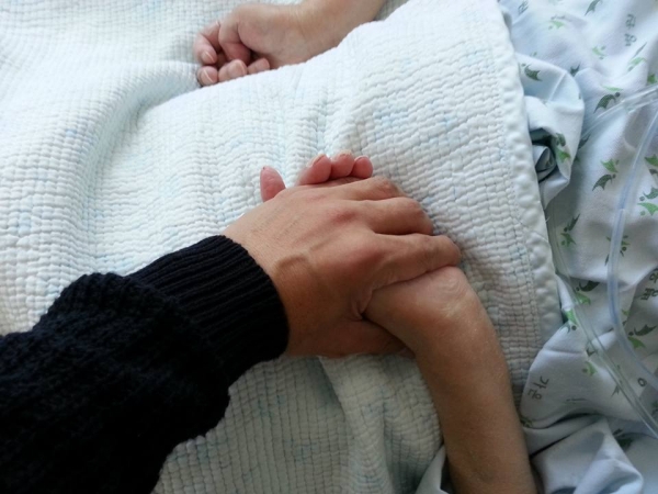 추운 겨울날 병 간호할 때는 어머니 손의 온기가 더 감사했다