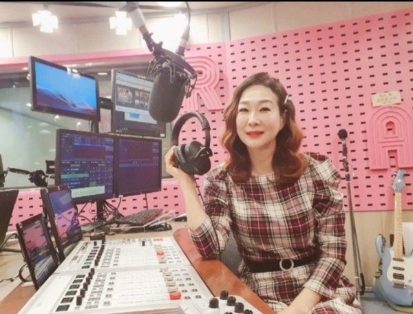 SBS "유영미의 마음은 언제나 청춘" 아나운서 겸 피디로 재직 시절 / 유영미 제공