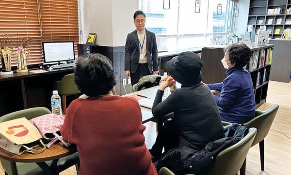 치매 강사이기도 한 임주남 관장이 "치매와 함께 가기"라는 주제 강의를 치매환자와 보호자 대상으로 진행하는 모습