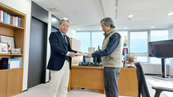 미래의료포럼 주수호 대표가 건강보험공단 정기석 이사장에게 정보공개요청서를 전달하는 장면