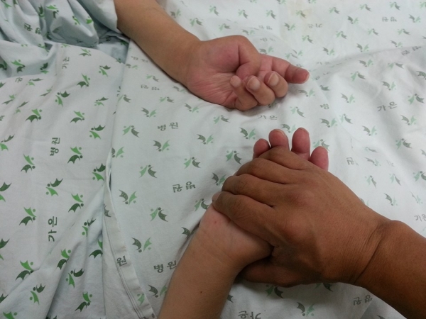 환자와 보호자로 나이 들어가는 모자의 손