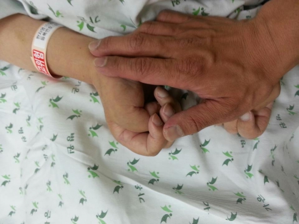 언제부터인가 어머니 손목에 고위험군 환자라는 종이 팔찌가 채워졌다