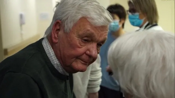 빌리지 랭글리의 공동 창립자 제스퍼슨이 한 주민과 이야기 나누고 있다. / globalnews.ca/news/9663849/dementia-village-canada