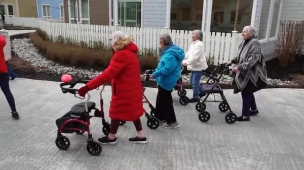 산책 나온 마을 사람들의 밝은 표정 / globalnews.ca/news/9663849/dementia-village-canada