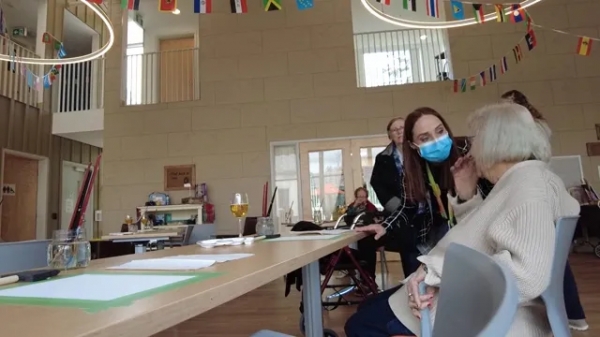 빌리지 랭글리의 직원은 치매 환자의 친근한 가족이 되는 교육을 받아야 한다. / globalnews.ca/news/9663849/dementia-village-canada