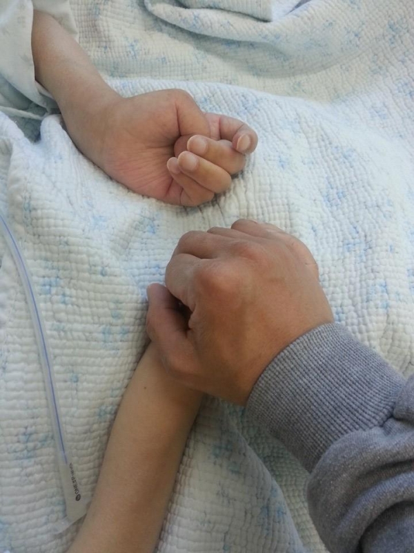 이 손의 온기를 언제까지 느낄 수 있을까, 오랜 간병에도 그립고 마음 아픈 것은 줄어들지 않았다