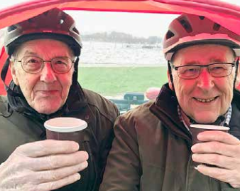 자원봉사자와 함께 마을 밖 자전거 투어 중인 입주민 모습 / 스벤보르 지방자치단체 인스타그램(instagram.com/svendborgkommune)