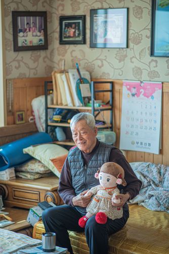 효돌이와 행복한 시간을 보내는 할아버지