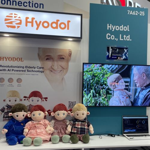 스페인 바르셀로나에서 열린 MWC 2024 전시장의 효돌이 전시 부스