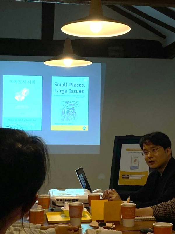 독자들과 북토그 중인 송병기 작가 / 송병기