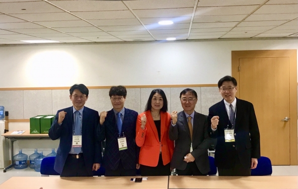 왼쪽부터 고성호 총무(한양대구리병원 신경과), 김병채 신임 회장(전남의대 신경과), 최성혜 신임 이사장(인하의대 신경과), 윤영철 회장(중앙의대 신경과), 양동원 이사장(가톨릭의대 신경과)