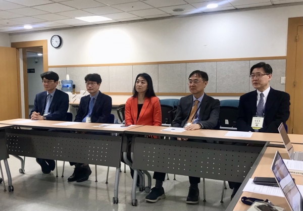 기자간담회 중인 고성호 총무, 김병채 신임 회장, 최성혜 신임 이사장, 윤영철 회장, 양동원 이사장