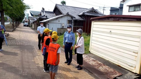 오무타시가 매년 9월 시행하는 ‘치매 환자 실종 모의훈련’에서 어린이들이 치매 환자 역을 맡아 배회 중인 어르신에게 다가가 말을 걸고 있다 / 오무타시 제공