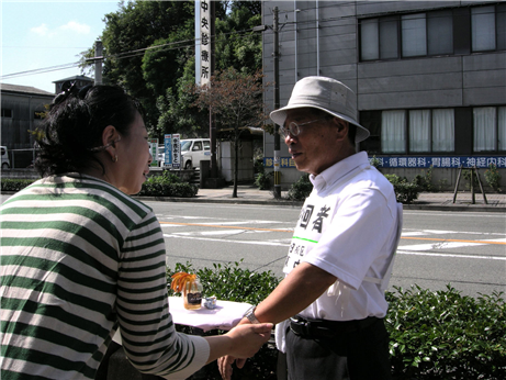 오무타시 치매 환자 실종 모의훈련에 참가한 주민이 배회 노인에게 다가가는 방법을 연습하는 모습 / 오무타시 정부