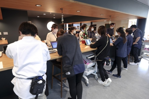 일본 도쿄도 이타바시구에 위치한 '집으로 돌아가자' 병원에서 직원들이 회의하는 모습. 2022.12.27. / 보건복지부