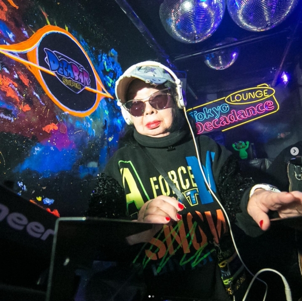 관객을 휘어잡는 디제잉을 펼치는 DJ 스미록(Sumirock) /