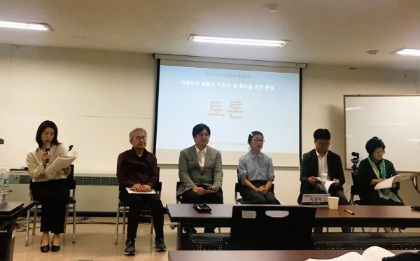 토론자로 나선 신수경 교수, 나경락 교수, 김성룡 교수, 배정은 원장, 전용일 연구원, 최정은 센터장