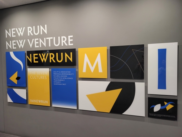 아임뉴런 본사 입구 벽면 / 이석호 기자