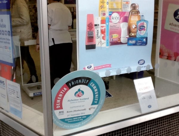 머더웰의 상점에 있는 Dementia Friendly Community (DFC) 로고 / Scotland's first dementia friendly community