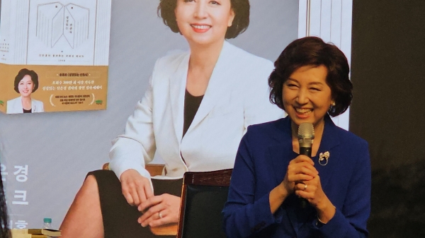 북토크 시간에 강연하는 신은경 작가 / 황교진 기자