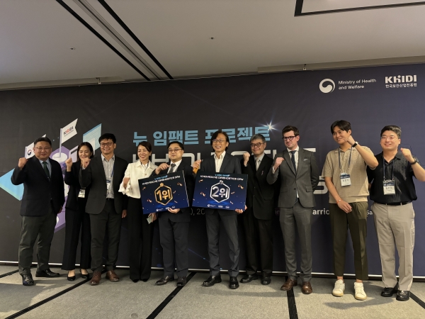 (왼쪽에서 여섯 번째) 김진우 하이 대표 / 한국로슈진단