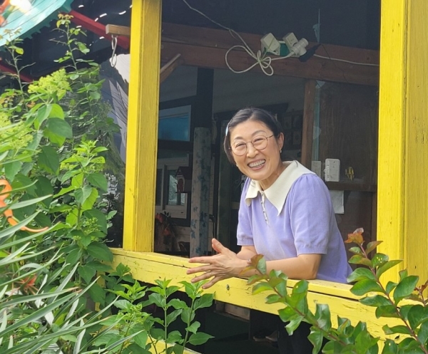 용인해바라기요양원 테라스에서 배정은 원장 / 이석호 기자