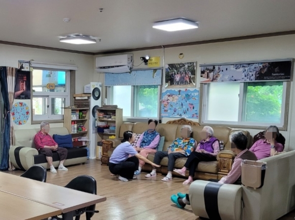 거실에서 쉬고 있는 어르신들과 담소를 나누는 배정은 원장 / 이석호 기자